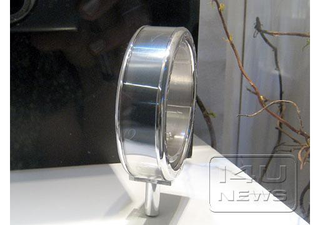 Illustration for article titled Seiko Spectrum Bracelet Watch Uses E-Ink, Looks Scary Cool